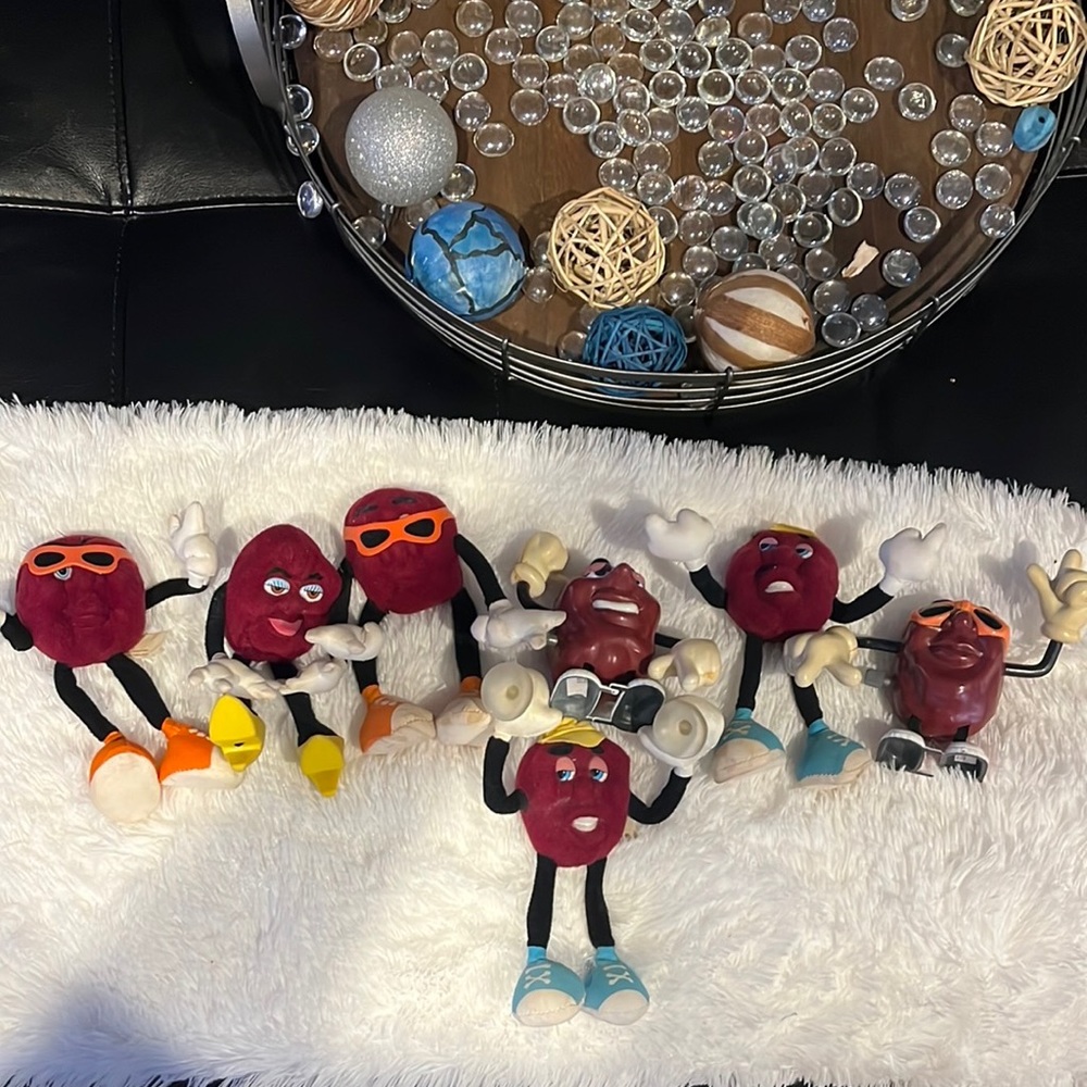 🔥🔥Vintage 1980’s California Raisins! 2 plastic and 6 fabric!